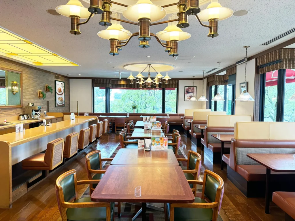 やっぱりここは格別！オープンから25年「ロイヤルホスト高蔵寺店」市内唯一の店舗です。