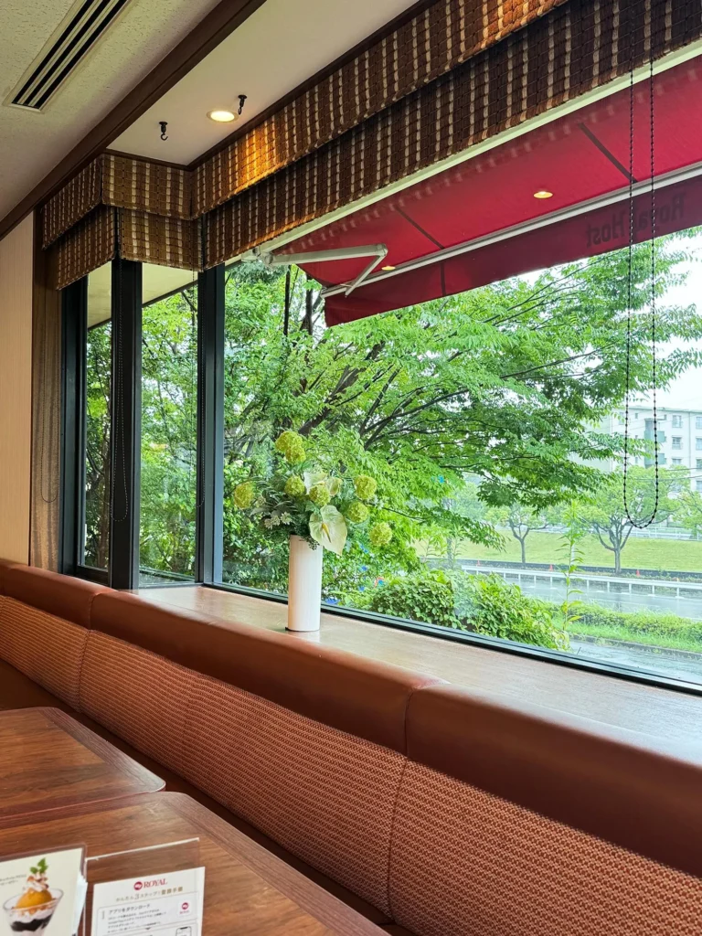 やっぱりここは格別！オープンから25年「ロイヤルホスト高蔵寺店」市内唯一の店舗です。