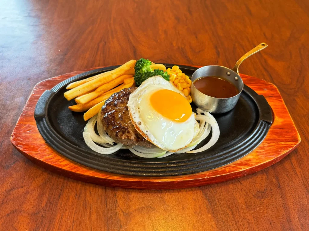 やっぱりここは格別！オープンから25年「ロイヤルホスト高蔵寺店」市内唯一の店舗です。