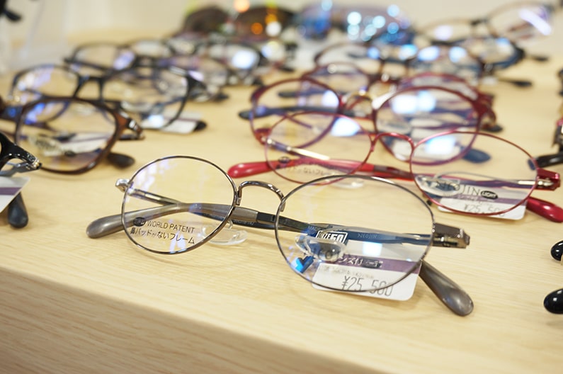 高品質な眼鏡が揃う【アイコーメガネ】鳥居松町にある眼鏡店です。
