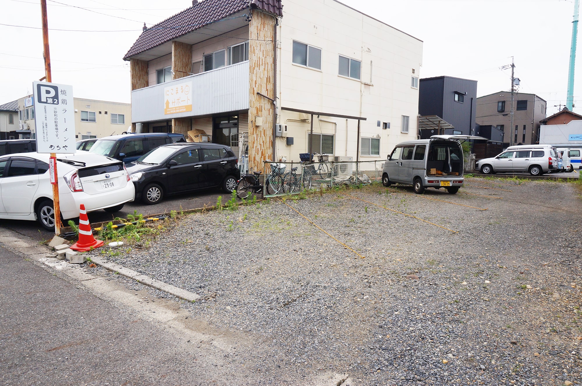 焼鶏ラーメンあらやの駐車場