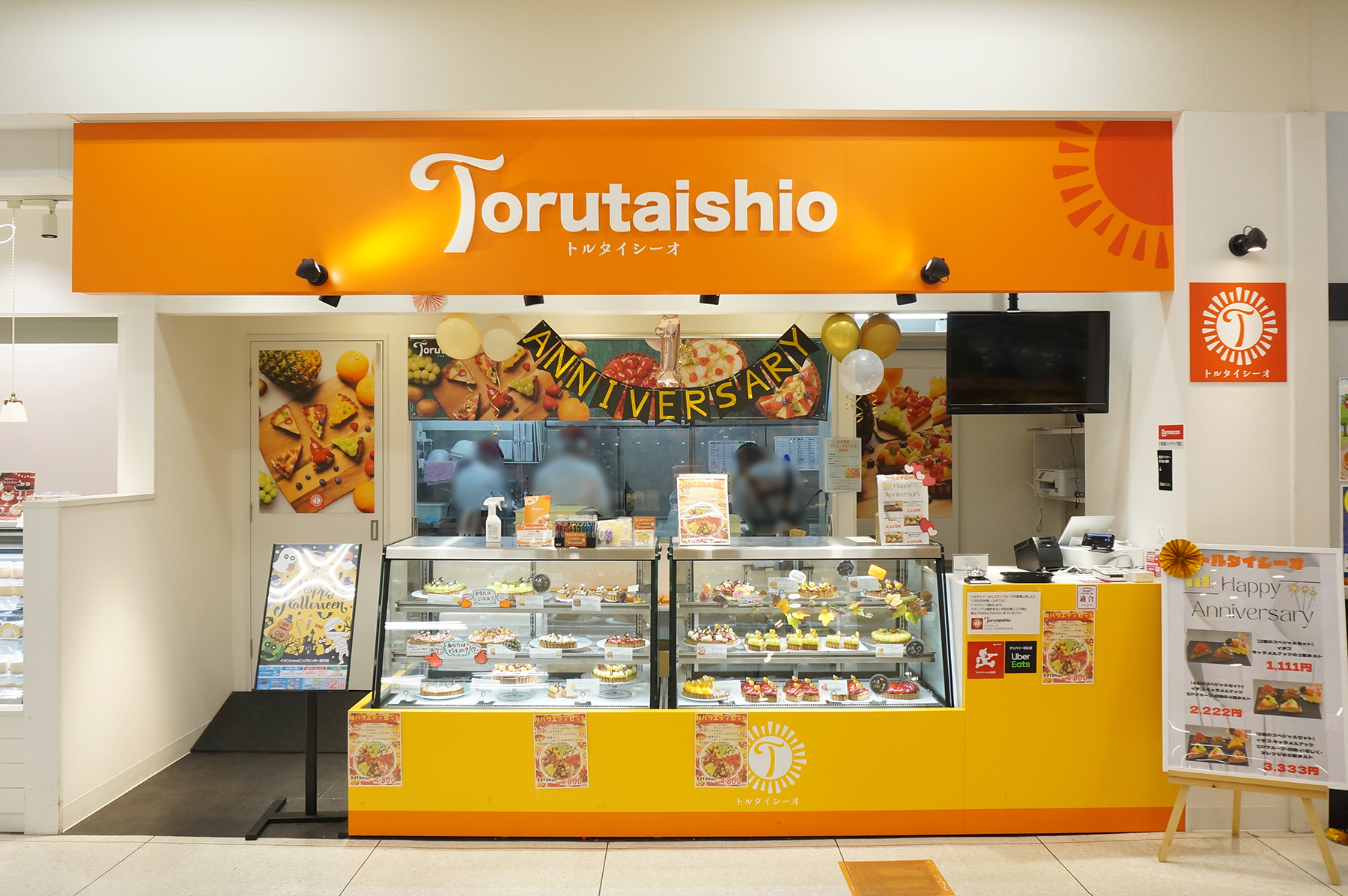 イオン春日井店1階のケーキ屋さん「トルタイシーオ」華やかなタルトに心躍るお店です。