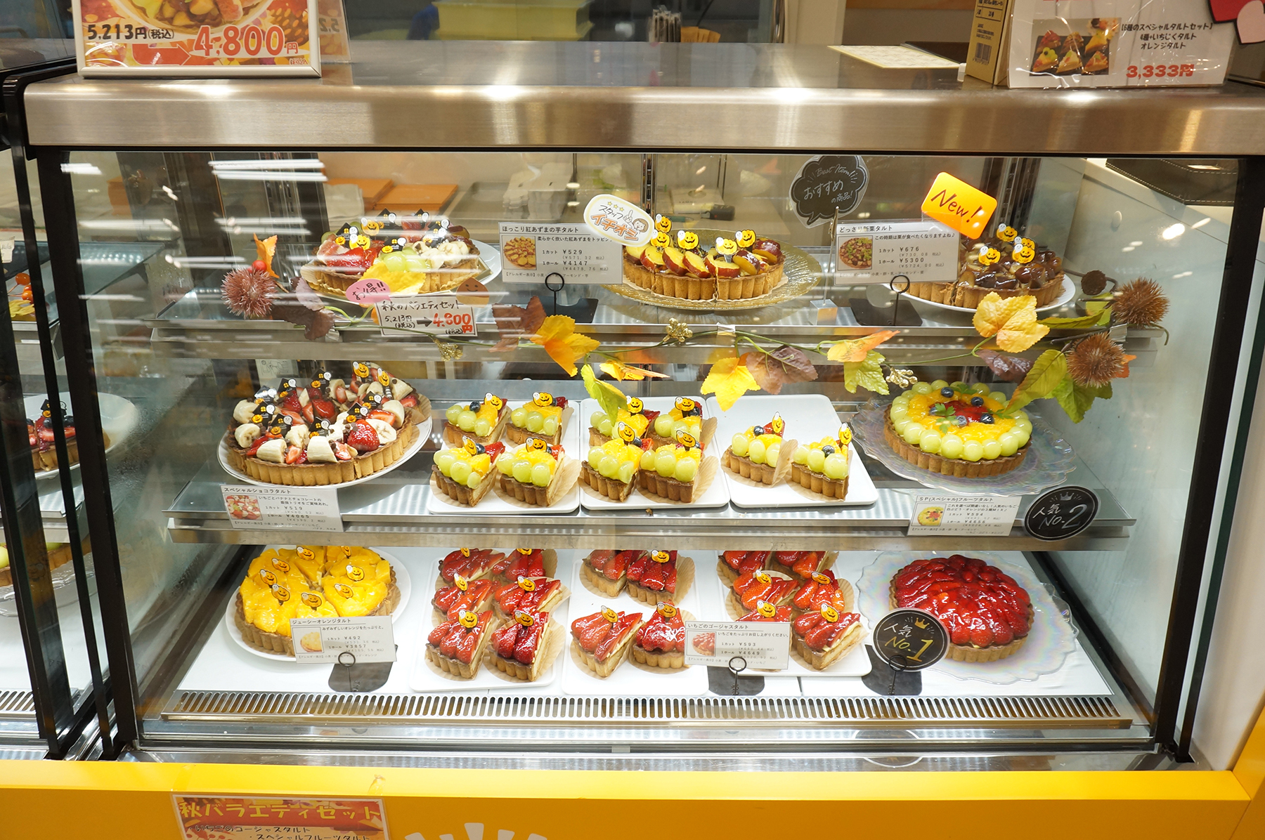 イオン春日井店1階のケーキ屋さん「トルタイシーオ」華やかなタルトに心躍るお店です。