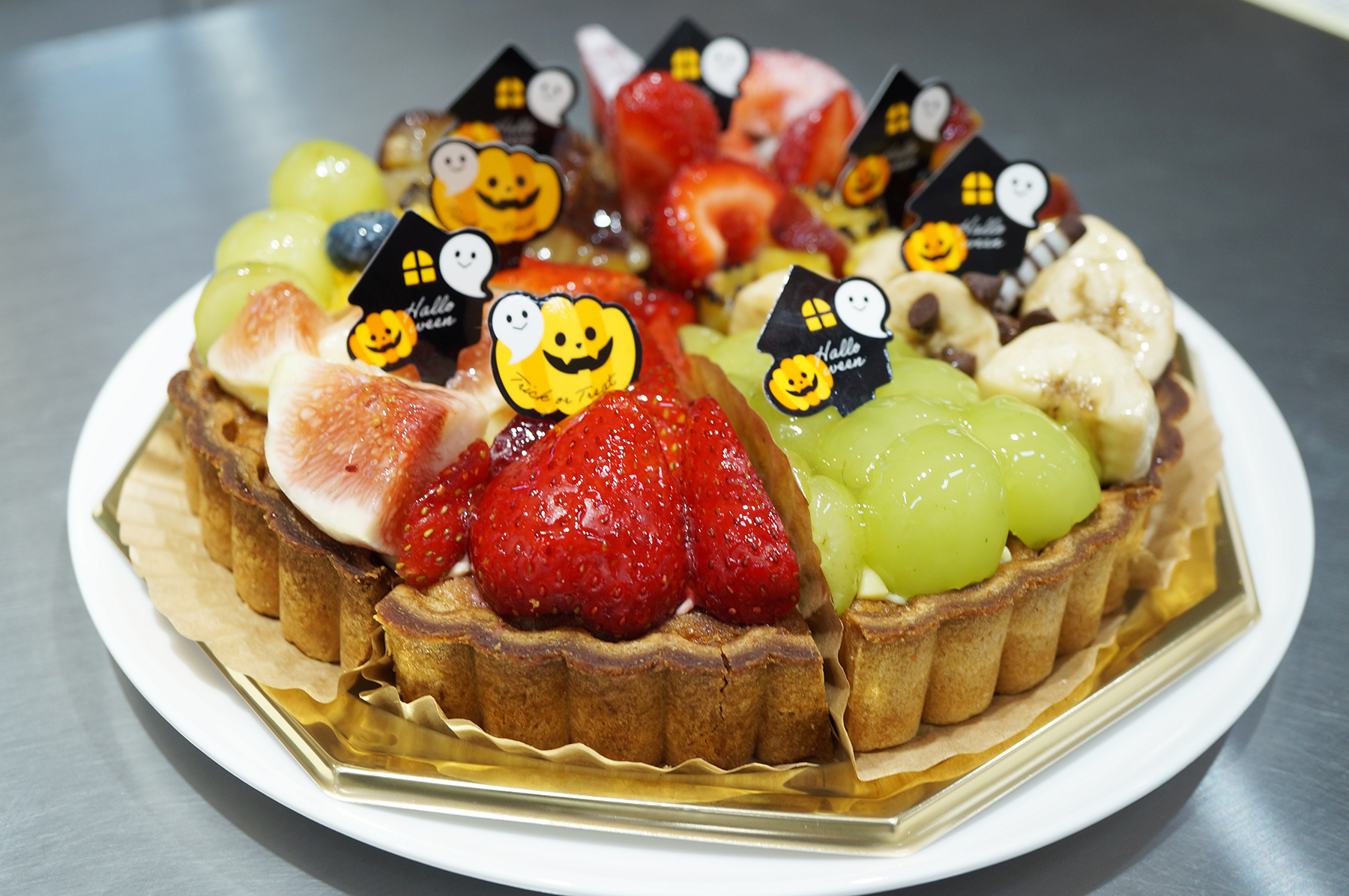 イオン春日井店1階のケーキ屋さん「トルタイシーオ」華やかなタルトに心躍るお店です。