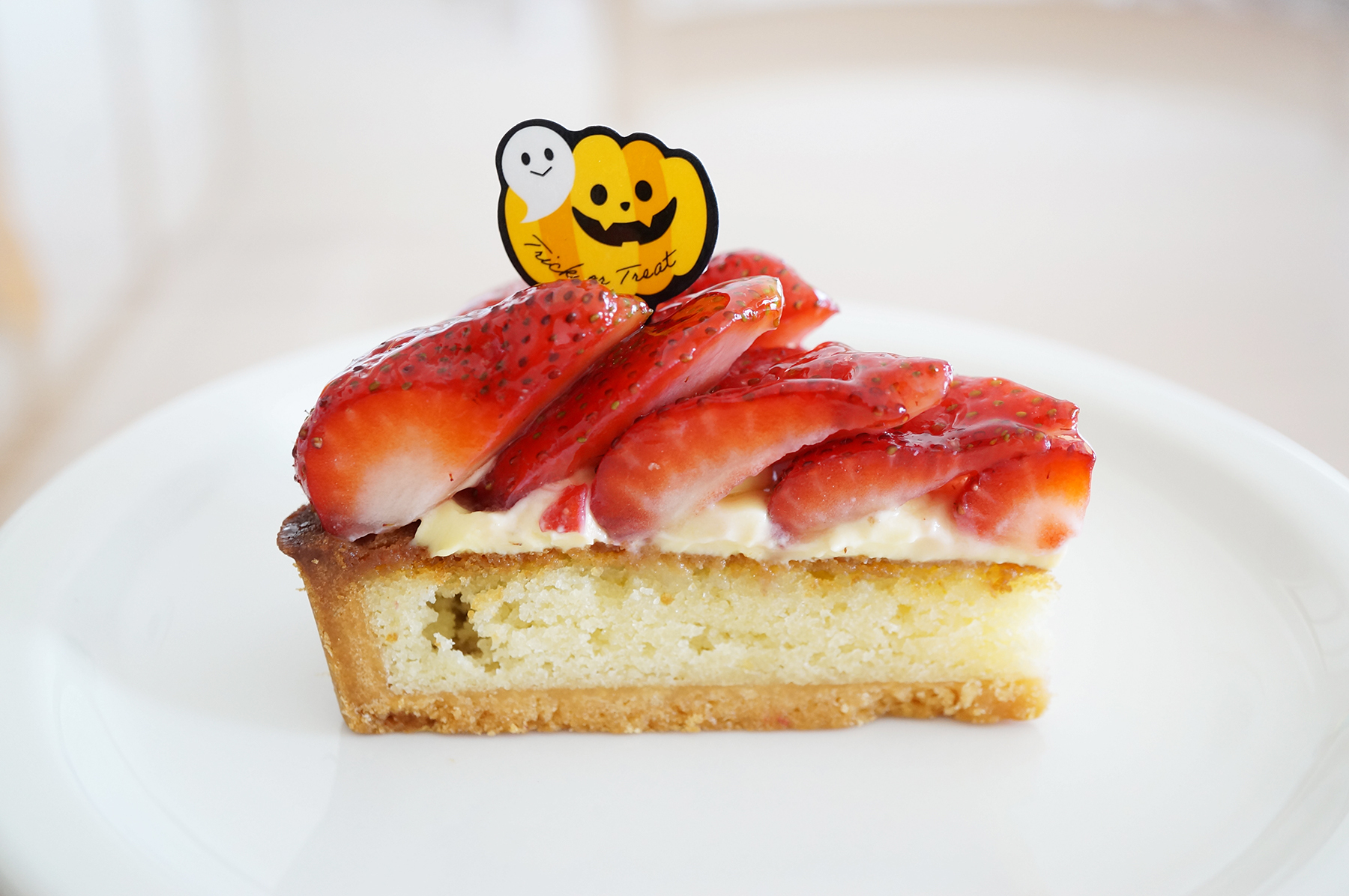 イオン春日井店1階のケーキ屋さん「トルタイシーオ」華やかなタルトに心躍るお店です。