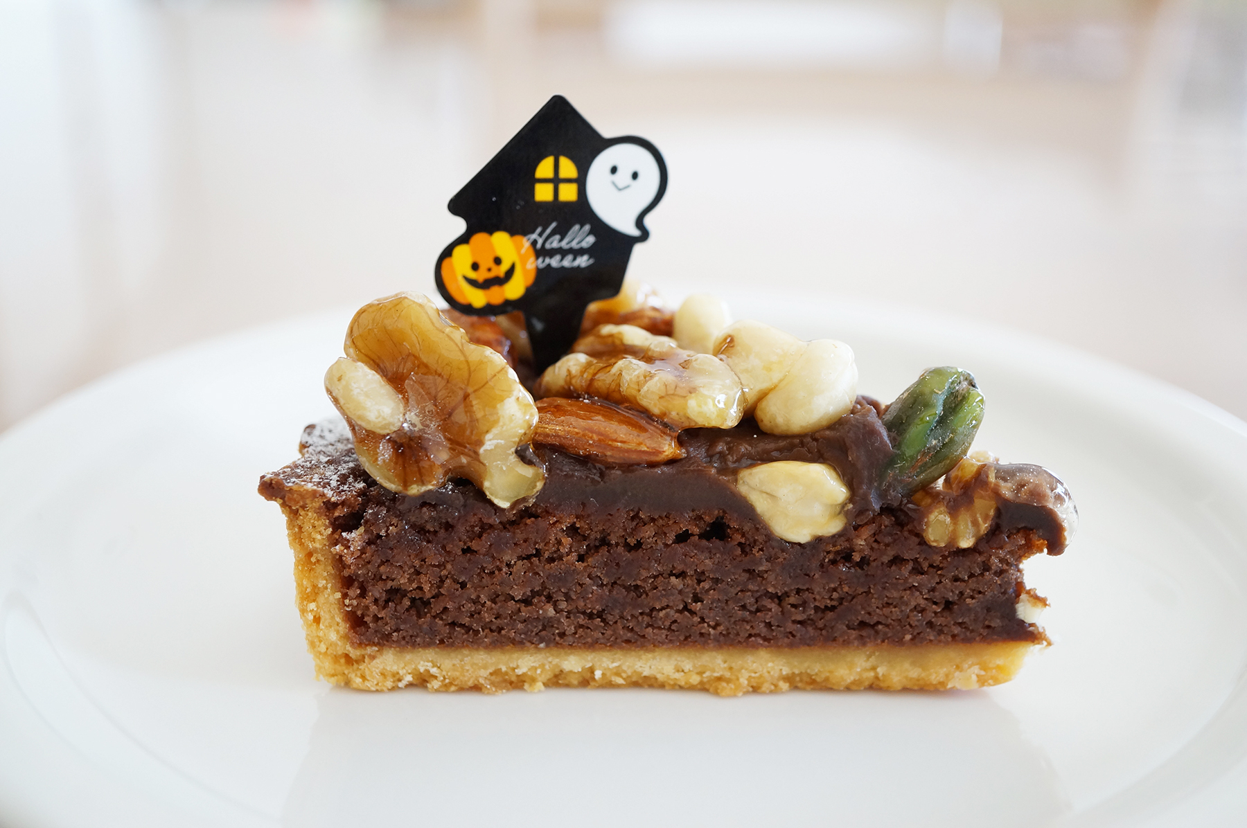 イオン春日井店1階のケーキ屋さん「トルタイシーオ」華やかなタルトに心躍るお店です。