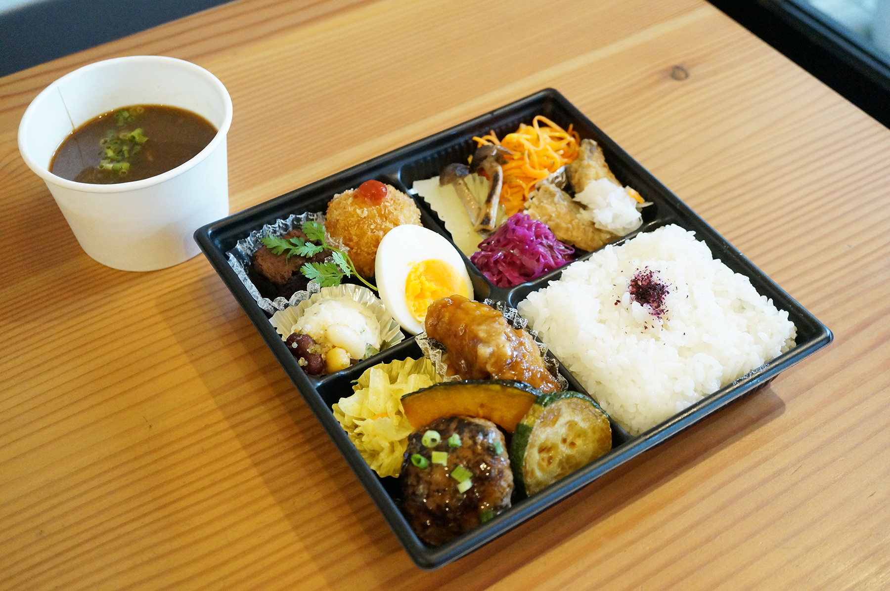 グリルオニオンの人気テイクアウトメニュー。野菜たっぷりで美味！一汁多菜のお弁当を紹介。