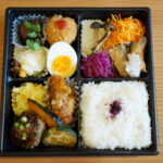 グリルオニオンの人気テイクアウトメニュー。野菜たっぷりで美味！一汁多菜のお弁当を紹介。