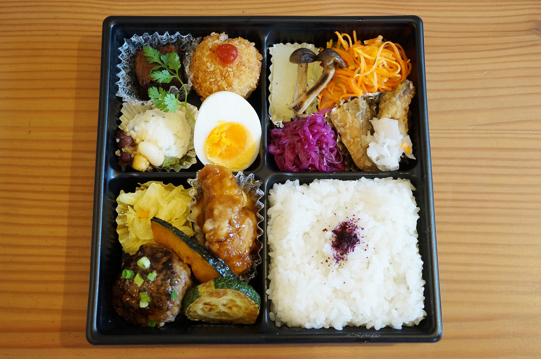 グリルオニオンの人気テイクアウトメニュー。野菜たっぷりで美味！一汁多菜のお弁当を紹介。