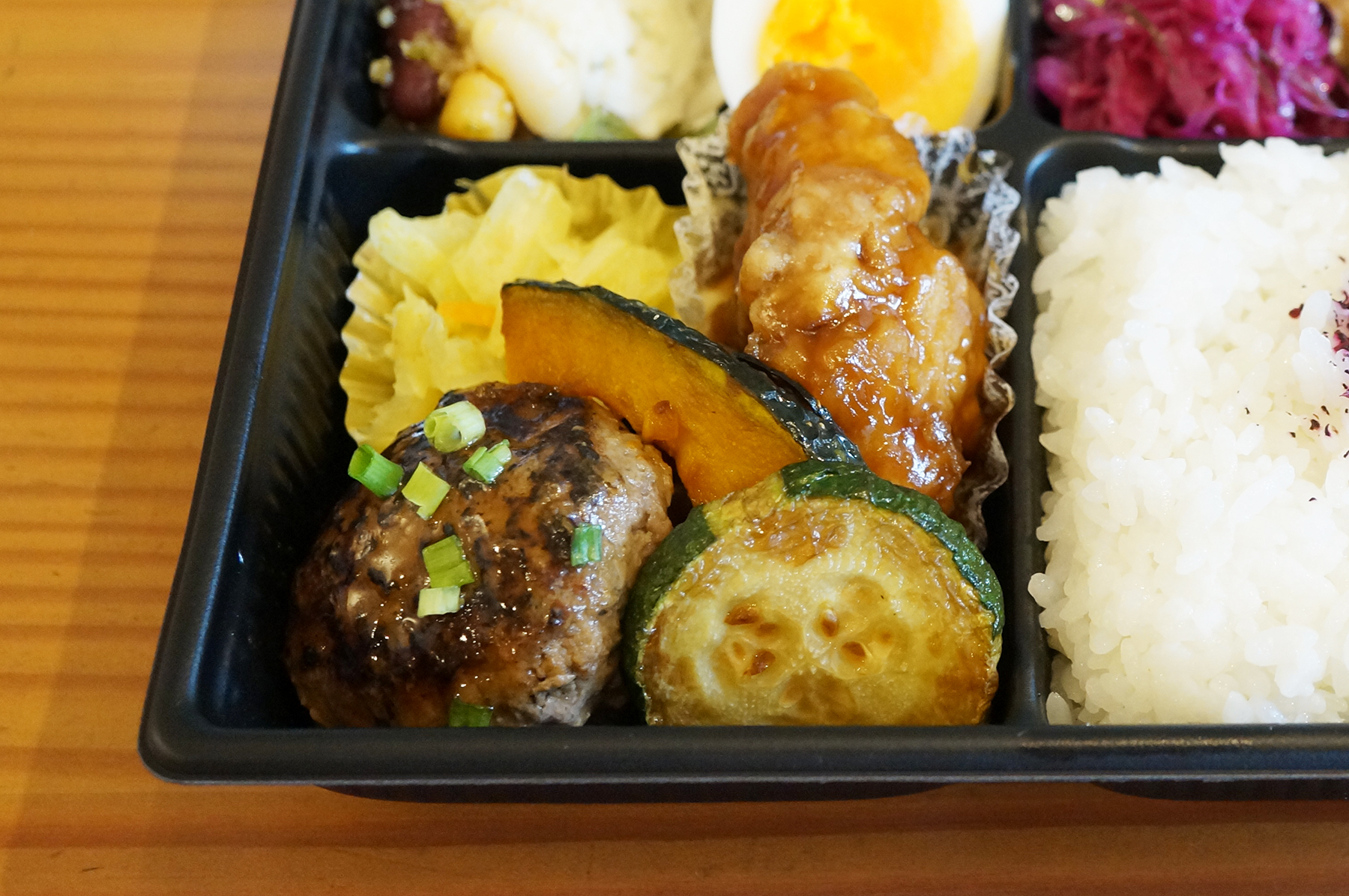 グリルオニオンの人気テイクアウトメニュー。野菜たっぷりで美味！一汁多菜のお弁当を紹介。