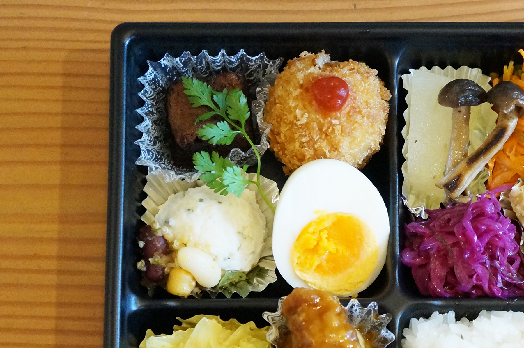 グリルオニオンの人気テイクアウトメニュー。野菜たっぷりで美味！一汁多菜のお弁当を紹介。