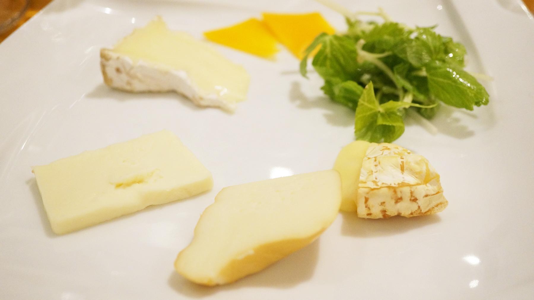 イタリアンバルsalute（サルーテ）の「美味しいチーズとワインの会」へ。飲み放題＆チーズ料理が最高でした。