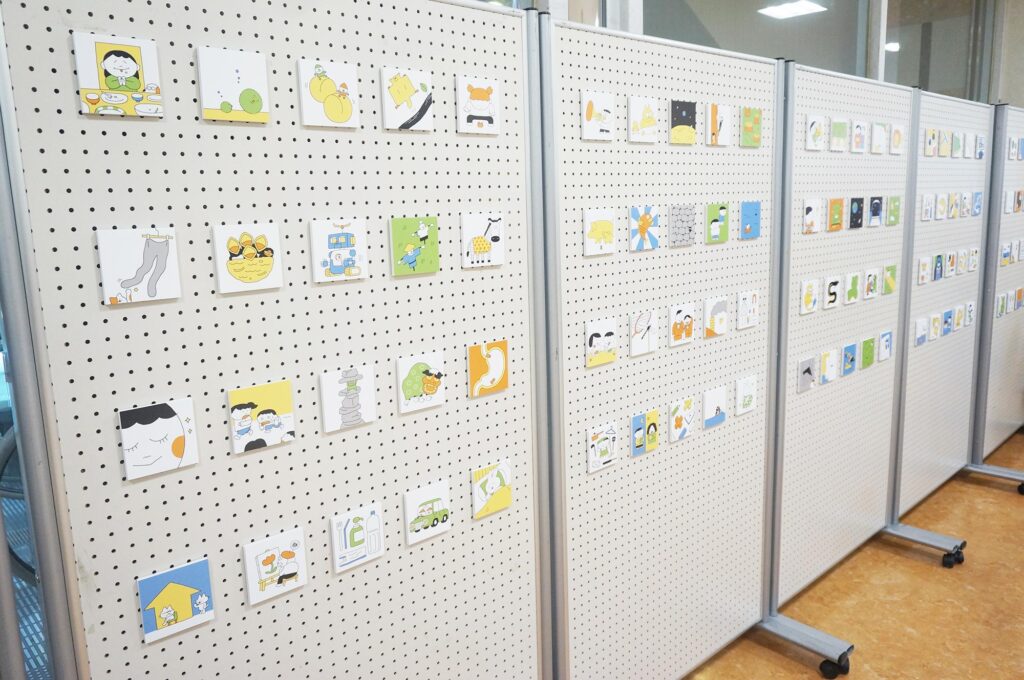 可愛くて素敵なイラストの世界。イラカアヅコさんの作品展「サンマルシェでしりとり展」へ。