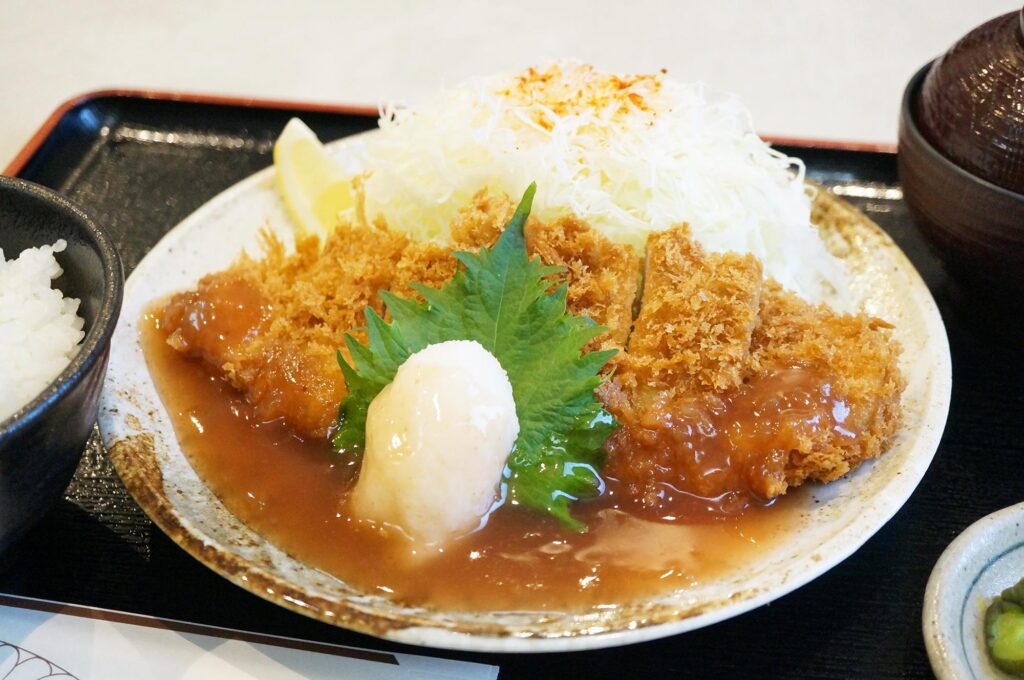 梅しその酸味が絶品!とんかつ桂のおろし梅かつ御膳は今の季節に最高です。