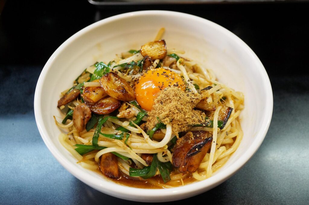 サラっと食べれるのに中毒性がある旨さ「まぜそば小島屋」の新メニュー皿ドラコンは必食です。