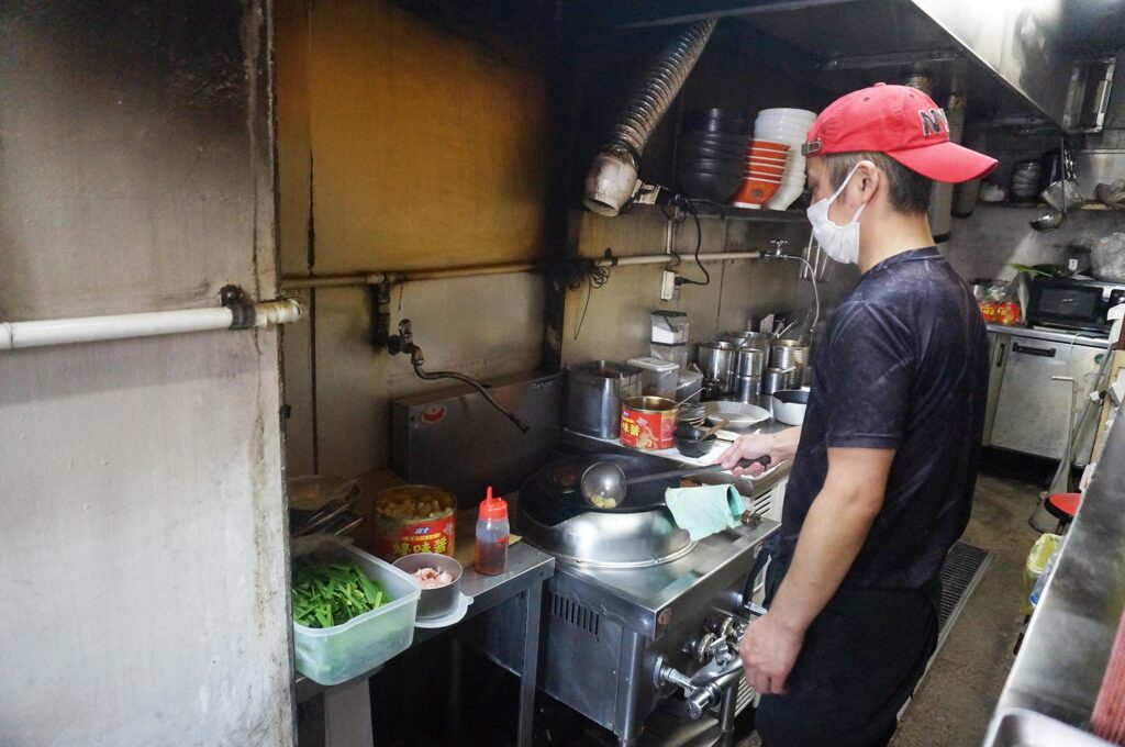 サラっと食べれるのに中毒性がある旨さ「まぜそば小島屋」の新メニュー皿ドラコンは必食です。