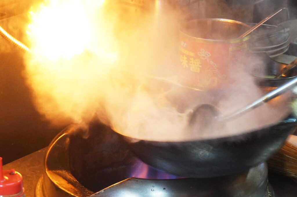 サラっと食べれるのに中毒性がある旨さ「まぜそば小島屋」の新メニュー皿ドラコンは必食です。