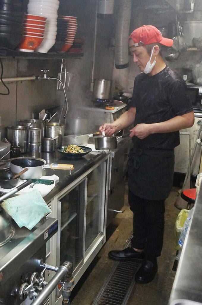 サラっと食べれるのに中毒性がある旨さ「まぜそば小島屋」の新メニュー皿ドラコンは必食です。