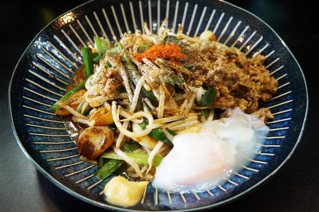 サラっと食べれるのに中毒性がある旨さ「まぜそば小島屋」の新メニュー皿ドラコンは必食です。