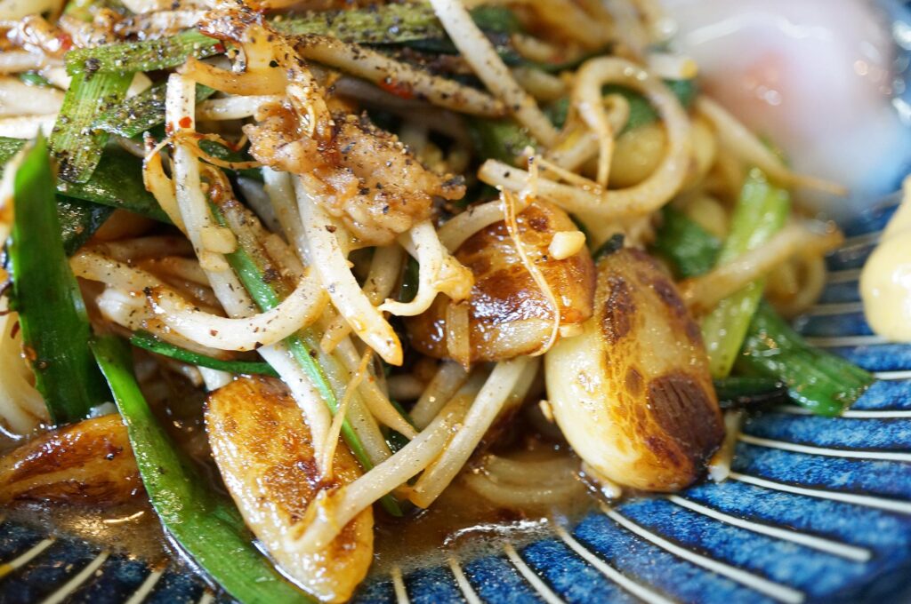 サラっと食べれるのに中毒性がある旨さ「まぜそば小島屋」の新メニュー皿ドラコンは必食です。