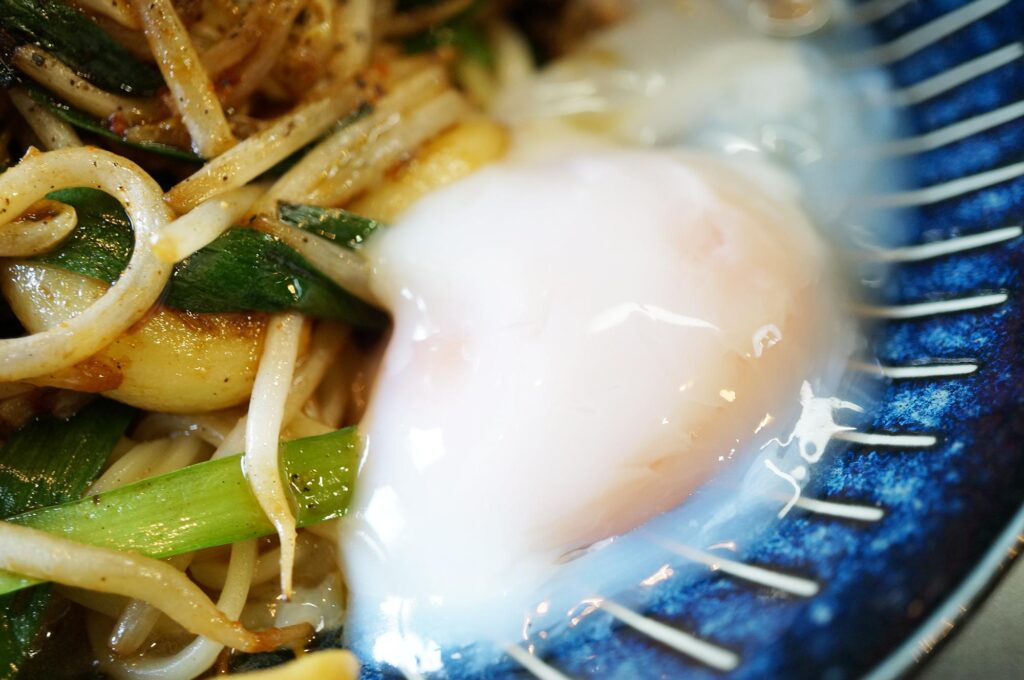 サラっと食べれるのに中毒性がある旨さ「まぜそば小島屋」の新メニュー皿ドラコンは必食です。