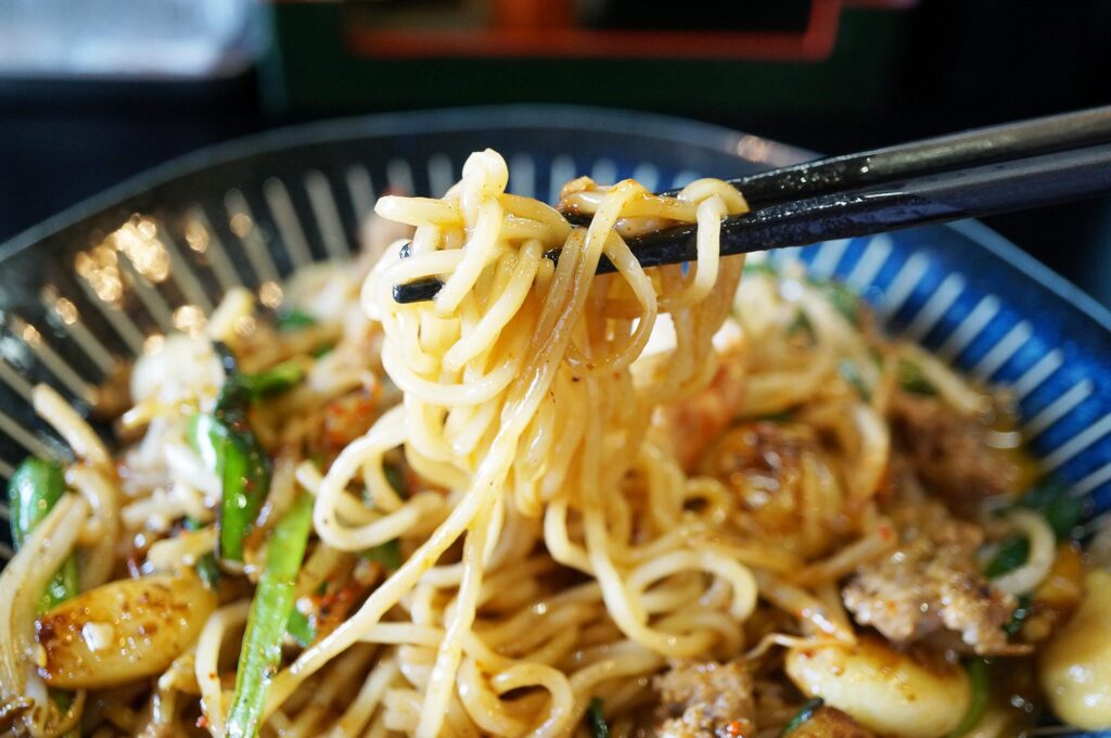 サラっと食べれるのに中毒性がある旨さ「まぜそば小島屋」の新メニュー皿ドラコンは必食です。