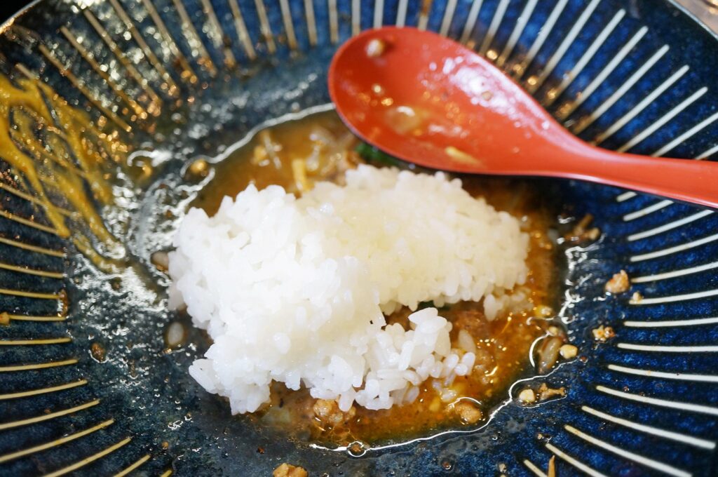 サラっと食べれるのに中毒性がある旨さ「まぜそば小島屋」の新メニュー皿ドラコンは必食です。