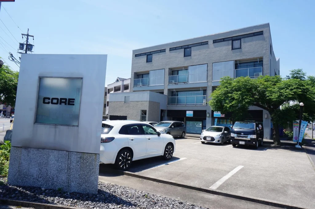 東野町の素敵な花屋さん「八七八」を紹介。珍しい植物も揃う種類豊富なお花屋さんです。