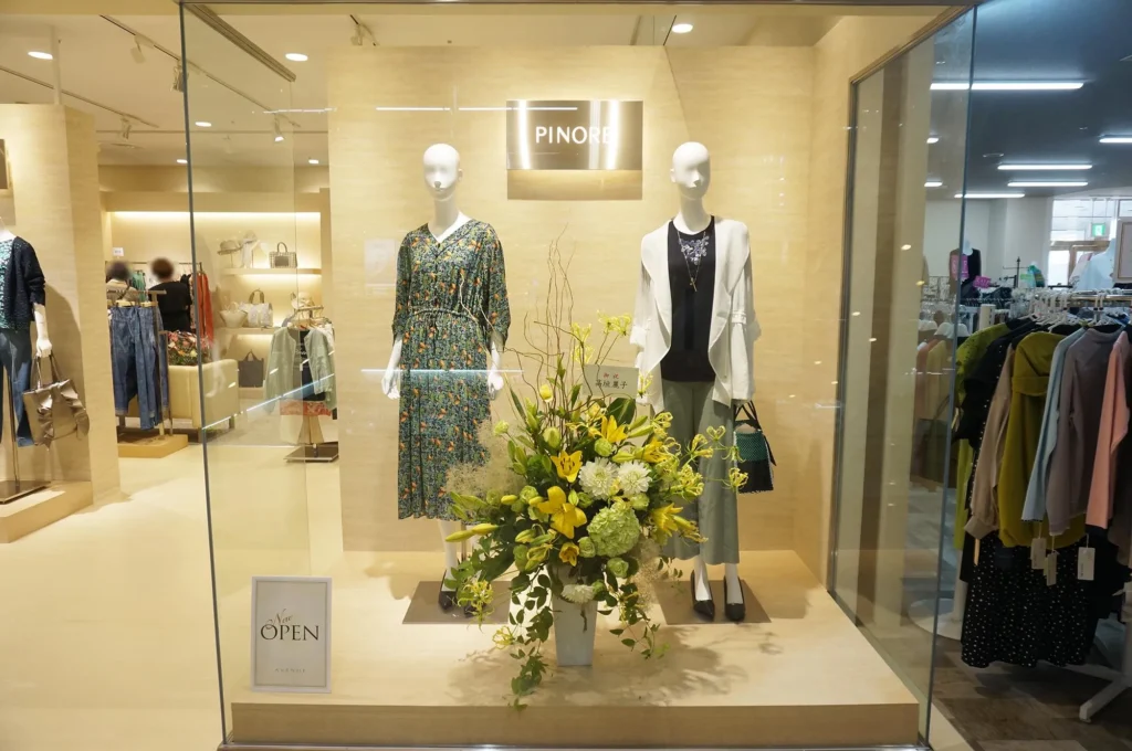 ミセスファッションのショップ「AVENUE高蔵寺店」サンマルシェ南館2階です。