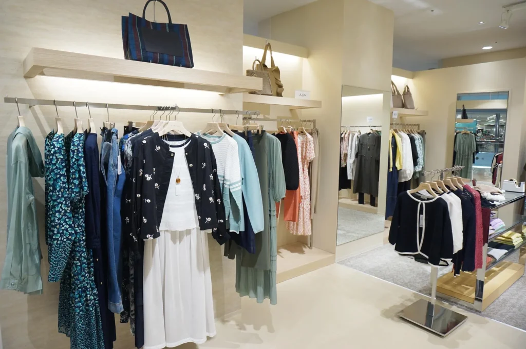 ミセスファッションのショップ「AVENUE高蔵寺店」サンマルシェ南館2階です。