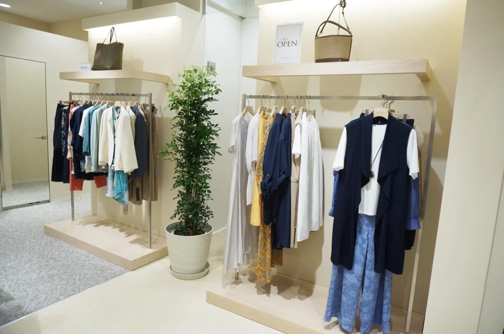 ミセスファッションのショップ「AVENUE高蔵寺店」サンマルシェ南館2階です。