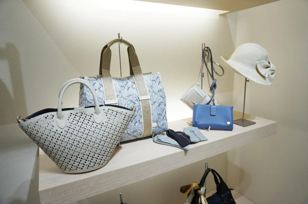 ミセスファッションのショップ「AVENUE高蔵寺店」サンマルシェ南館2階です。