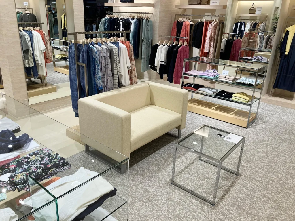 ミセスファッションのショップ「AVENUE高蔵寺店」サンマルシェ南館2階です。