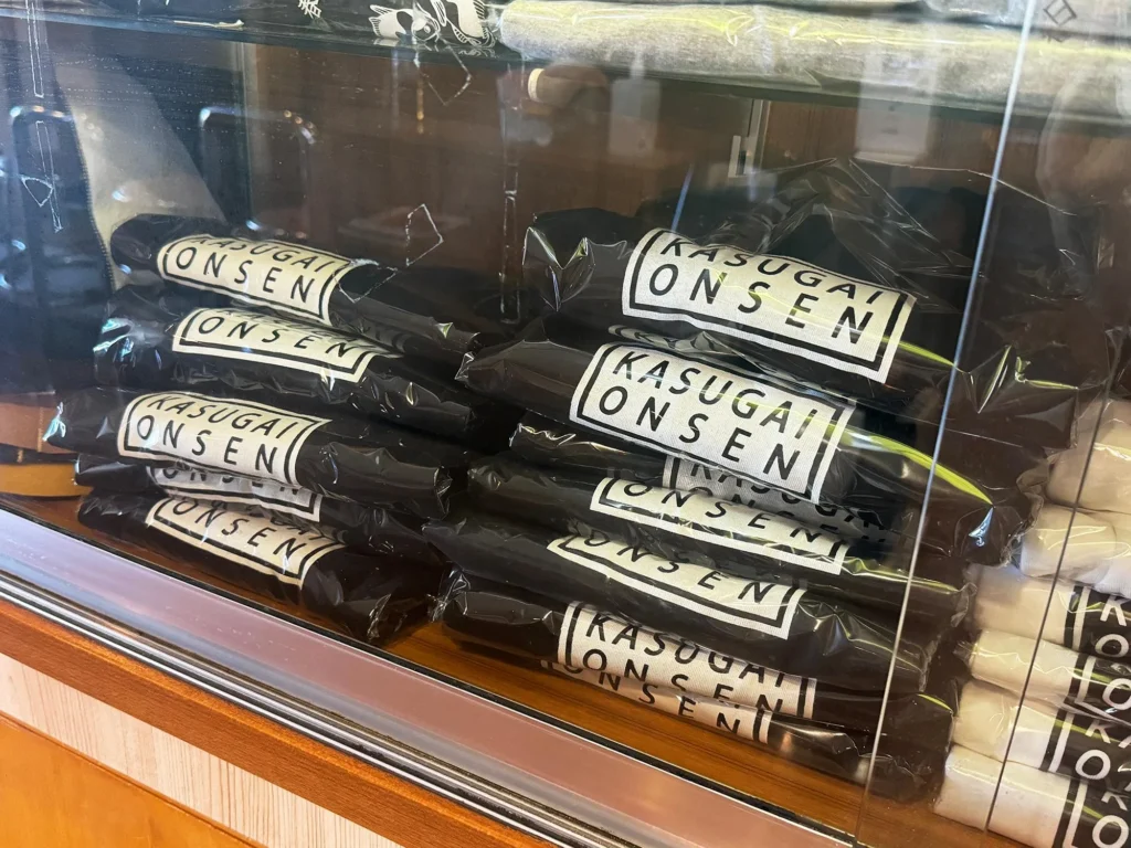 おしゃれなロゴTシャツやサウナハットも!「春日井温泉」のオリジナルグッズを紹介。