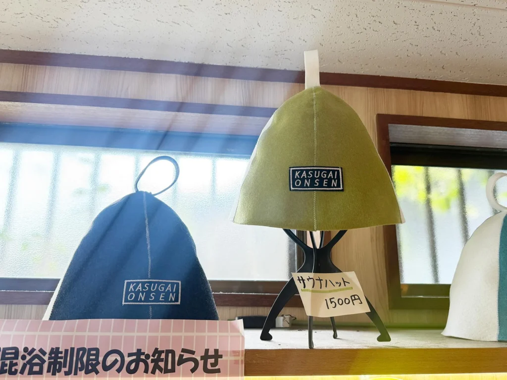 おしゃれなロゴTシャツやサウナハットも!「春日井温泉」のオリジナルグッズを紹介。