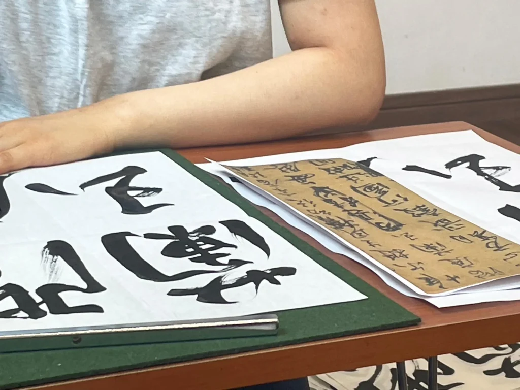 書を通じ出来る喜びと楽しさを学べる。和気あいあいと楽しく通える書道教室「詠雪書道教室」