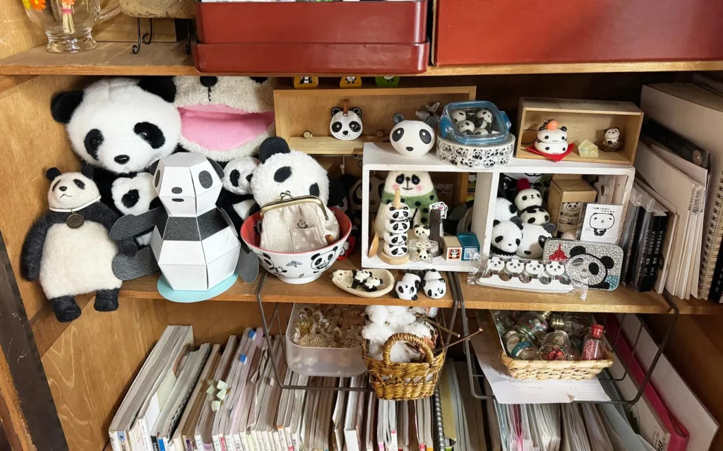 ほっこり、透明感が可愛いハンドメイドのプラバンブローチ「crochet panda」