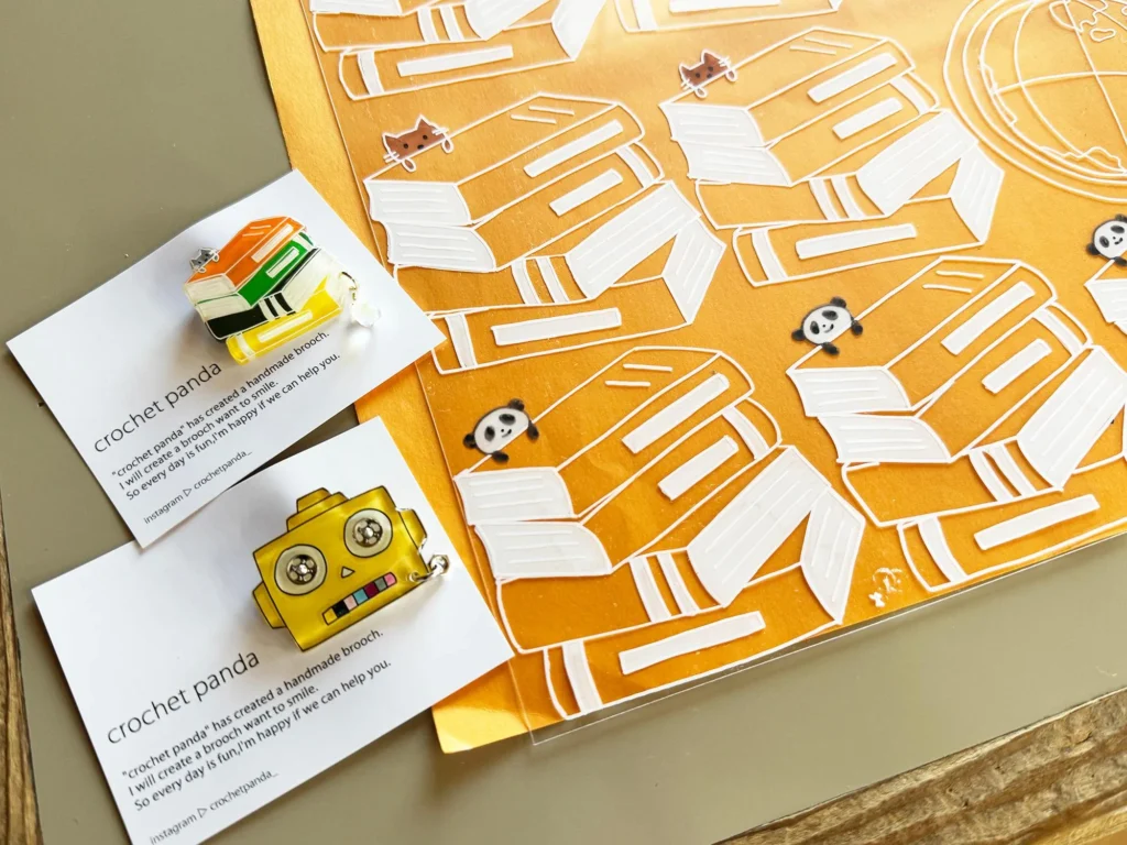 ほっこり、透明感が可愛いハンドメイドのプラバンブローチ「crochet panda」