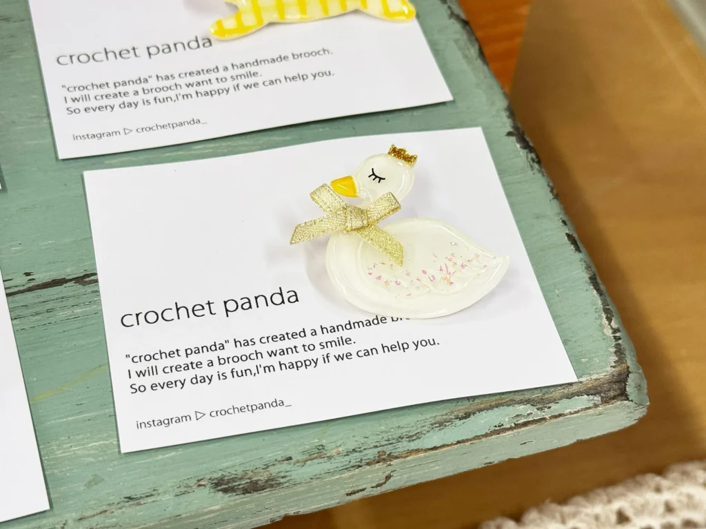 ほっこり、透明感が可愛いハンドメイドのプラバンブローチ「crochet panda」