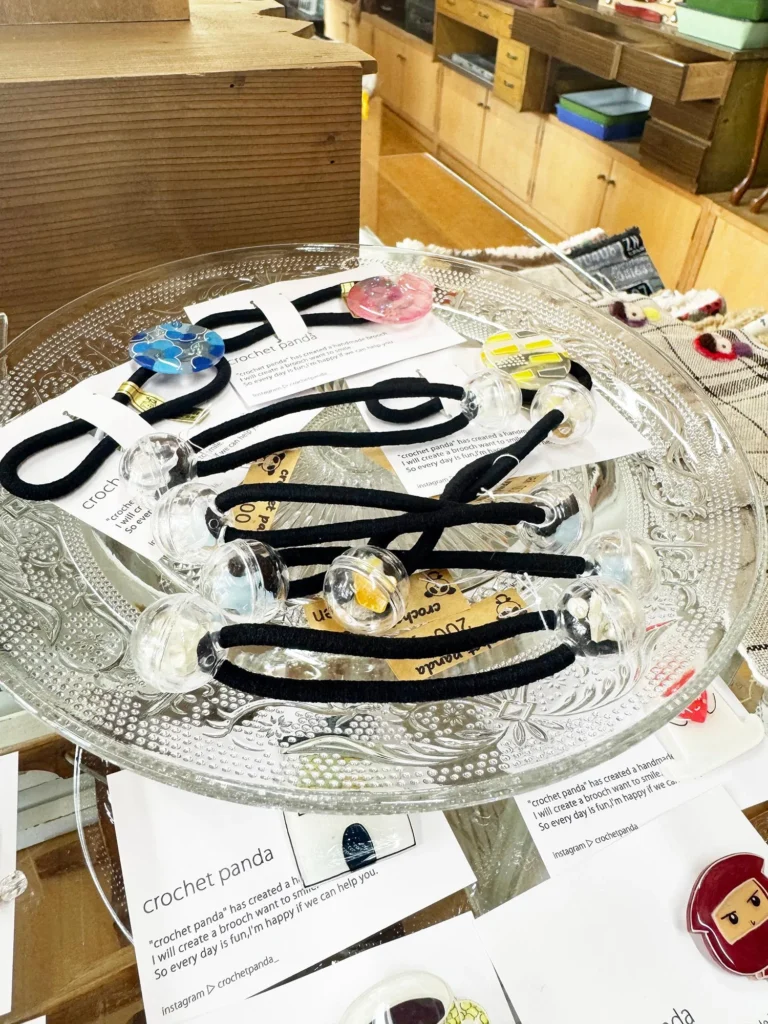 ほっこり、透明感が可愛いハンドメイドのプラバンブローチ「crochet panda」