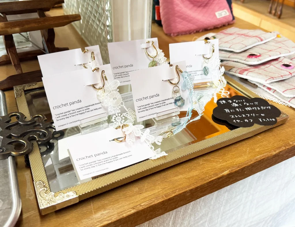 ほっこり、透明感が可愛いハンドメイドのプラバンブローチ「crochet panda」