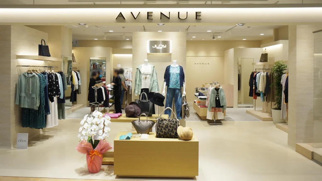 ミセスファッションのショップ「AVENUE高蔵寺店」サンマルシェ南館2階です。