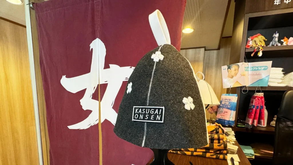 おしゃれなロゴTシャツやサウナハットも!「春日井温泉」のオリジナルグッズを紹介。