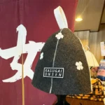 おしゃれなロゴTシャツやサウナハットも！「春日井温泉」のオリジナルグッズを紹介。