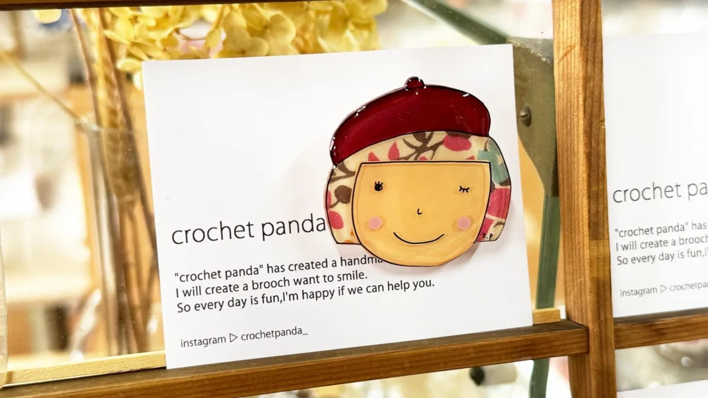 ほっこり、透明感が可愛いハンドメイドのプラバンブローチ「crochet panda」