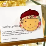 ほっこり、透明感が可愛いハンドメイドのプラバンブローチ「crochet panda」